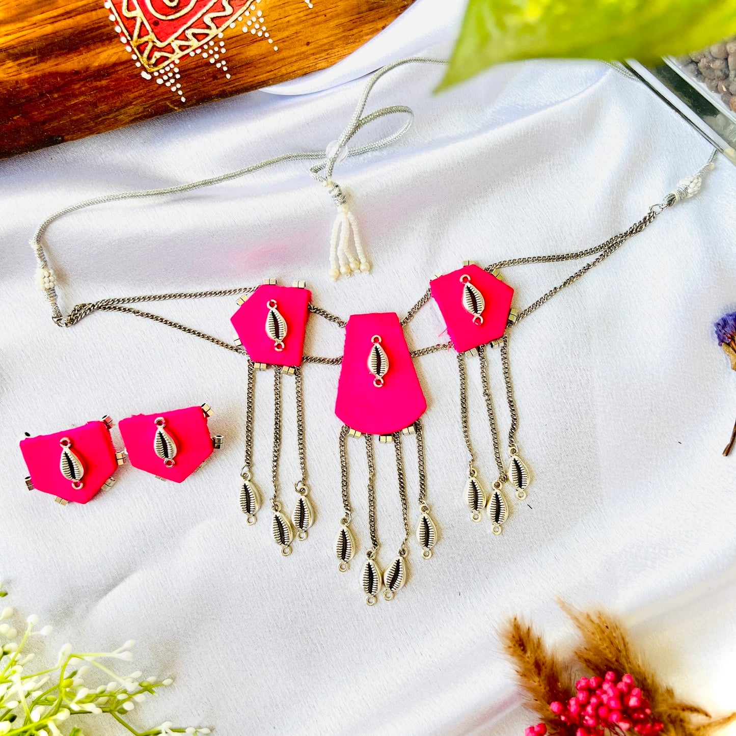 Pink Shell Chocker