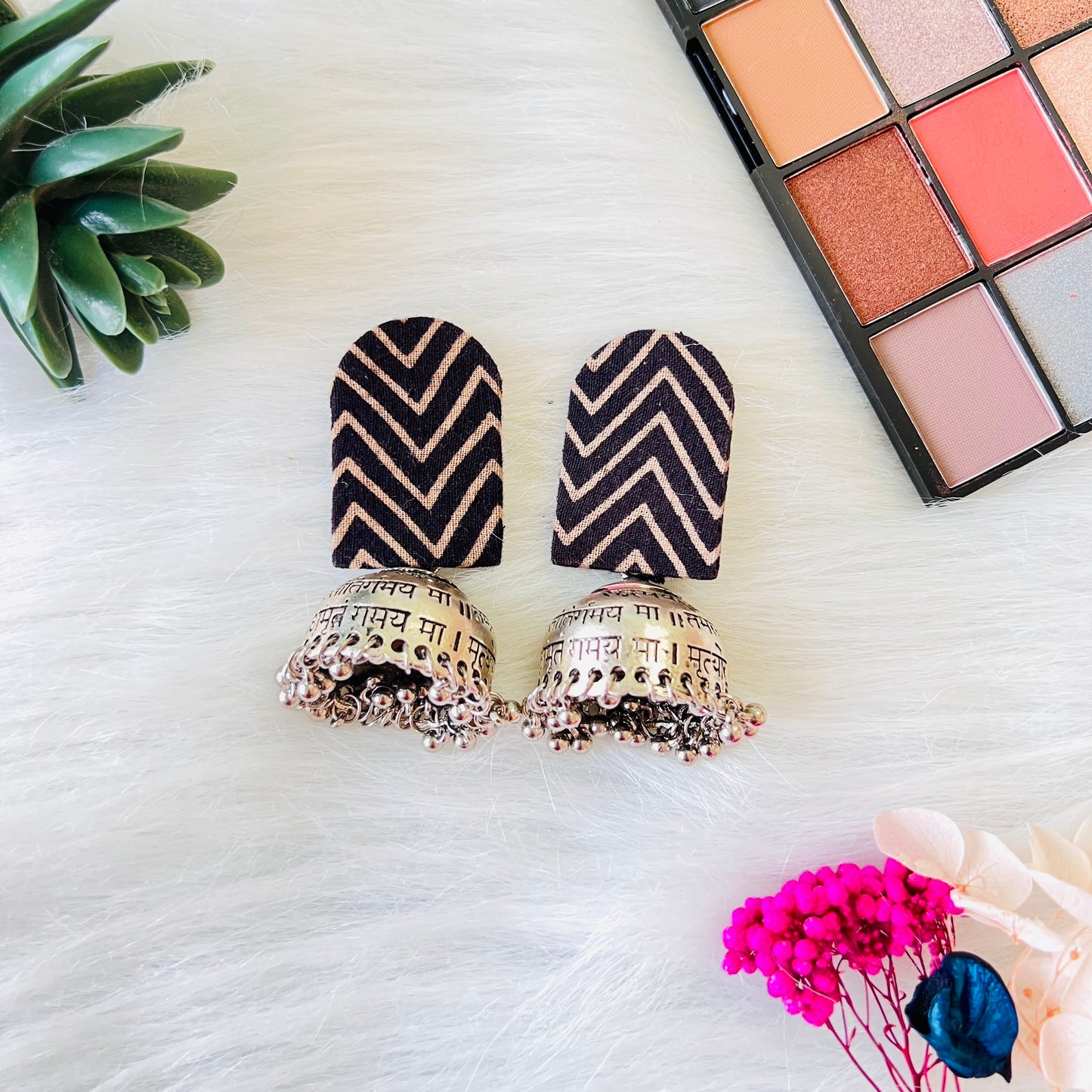 Black Zigzag Script Print Jhumki